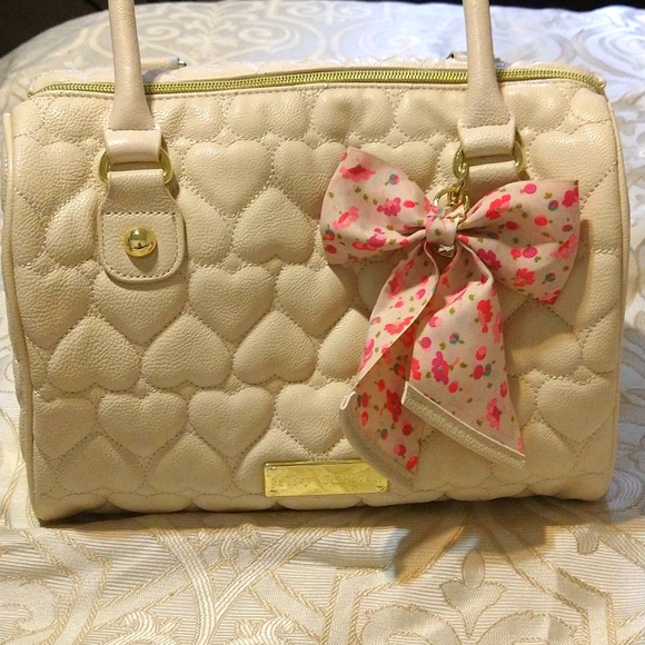 Betsey Johnson Handbags - Betsey Johnson Cream Heart Puffed Purse With Pink Bow